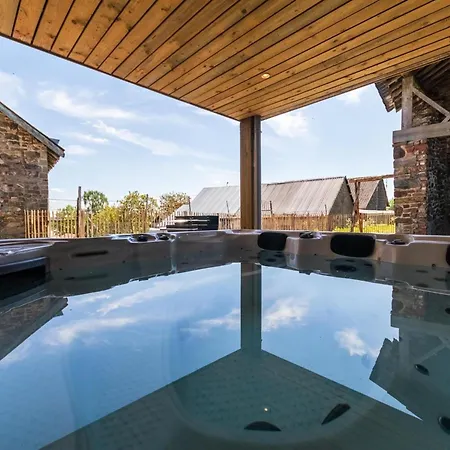 Near Coo Waterfalls With Jacuzzi Holiday home *